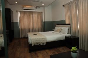 Una cama o camas en una habitación de Olive Zip Rest House Road by Embassy Group