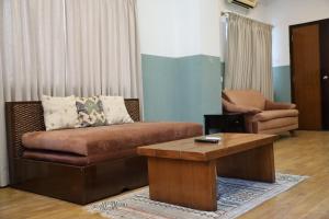Un lugar para sentarse en Olive Zip Rest House Road by Embassy Group
