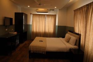 Una cama o camas en una habitación de Olive Zip Rest House Road by Embassy Group