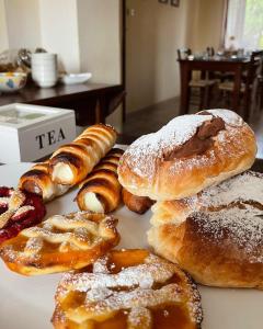 un montón de diferentes tipos de pasteles en una mesa en B&B Del Viale en Bacu Abis