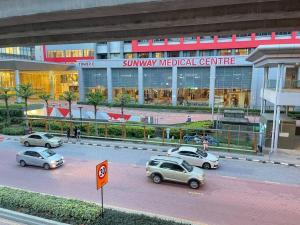 un groupe de voitures garées devant un centre médical dans l'établissement Sunway Geo Suite-Linked BRT-Medical, à Petaling Jaya