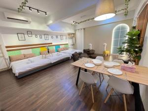 un salon avec une table et un canapé dans l'établissement Sunway Geo Suite-Linked BRT-Medical, à Petaling Jaya