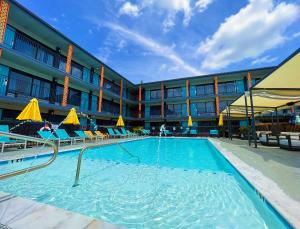 una piscina frente a un hotel en Bposhtels Houston, en Houston