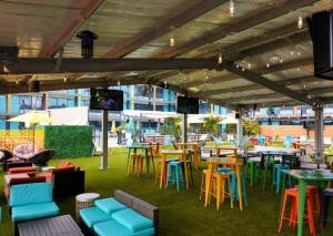 - un ensemble de tables et de chaises sur une terrasse dans l'établissement Bposhtels Houston, à Houston