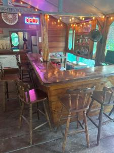 Zancudo的住宿－Coloso del Mar，餐厅内带木台和椅子的酒吧
