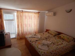um quarto com uma cama com toalhas em Tony Guest House em Sozopol