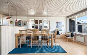 BjerregårdにあるBeautiful Home In Hvide Sande With Wifiのダイニングルーム、キッチン(テーブル、椅子付)