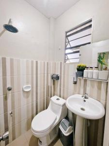 La salle de bains est pourvue de toilettes et d'un lavabo. dans l'établissement Ana’s Haven in Ohio St., à Olongapo