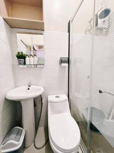 W łazience znajduje się toaleta, umywalka i prysznic. w obiekcie Ana’s Haven in Ohio St. w mieście Olongapo