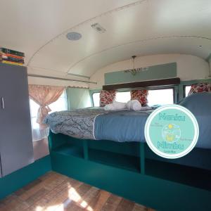a bed in the back of a camper van at Nanku Nimbu Casa-Bus equipada cerca de playas in Sámara