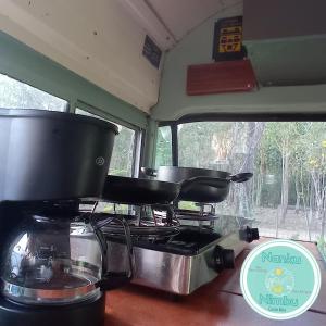 Una cocina o zona de cocina en Nanku Nimbu Casa-Bus equipada cerca de playas