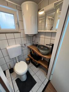 un piccolo bagno con un water e un lavandino di Apartment Mona Vir a Vir (Puntadura) Altre 8 foto