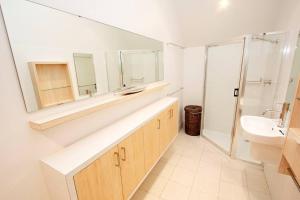 邓斯伯勒Apt 9 'Delphinius' @ Bay View Centro, Dunsborough的带水槽和镜子的浴室