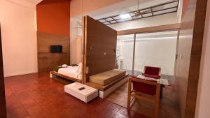 TV a/nebo společenská místnost v ubytování Presidency Artotel, Kochi