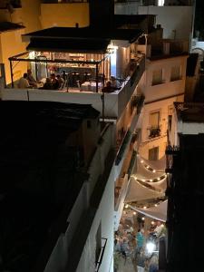 uma vista panorâmica de uma cidade à noite com pessoas num edifício em Villa Otivar em Otívar