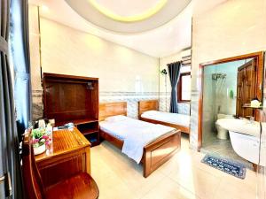 a bathroom with a bed and a tub and a sink at Khách sạn Vĩnh Chương in Soc Trang