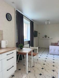 een keuken en eetkamer met een tafel en een stoel bij White Deluxe Apartments in Chernihiv
