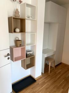 Zimmer mit weißen Regalen und einem Schreibtisch in der Unterkunft Deluxe Suites Anna in Vodice