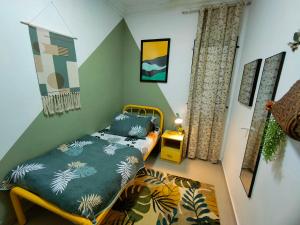 ein Schlafzimmer mit einem Bett in einem Zimmer in der Unterkunft Mini Green Homestay in Kulai