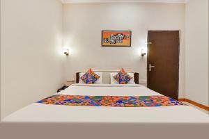 ein Schlafzimmer mit einem großen Bett in einem Zimmer in der Unterkunft FabHotel Shri Laxmi Palace in Jaipur