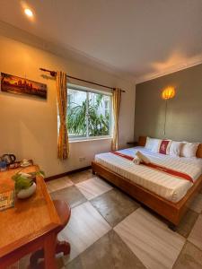 Un dormitorio con una cama grande y una ventana en Villa Um Theara, Siem Reap, en Siem Reap