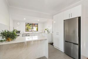Η κουζίνα ή μικρή κουζίνα στο Dusties 5 Pacific Street South West Rocks - Full Linen Provided +6 φωτογραφίες