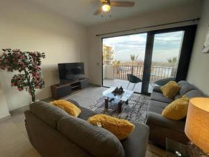 sala de estar con sofá y mesa en Maralta Condominio con Vista al Mar, en Cabo San Lucas