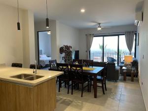 cocina y sala de estar con mesa y sillas en Maralta Condominio con Vista al Mar, en Cabo San Lucas
