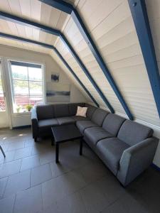 sala de estar con sofá y mesa en Nautnes Seaside Apartments A5 en Nautnes