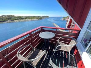 - Balcón con mesa y sillas en un barco en Nautnes Seaside Apartments A5 en Nautnes