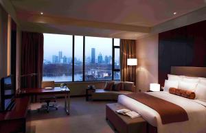 Postel nebo postele na pokoji v ubytování Renaissance Tianjin Lakeview Hotel