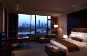 Postel nebo postele na pokoji v ubytování Renaissance Tianjin Lakeview Hotel