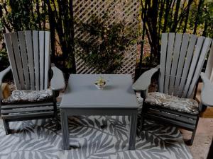 duas cadeiras e uma mesa com uma tigela em cima em Desiderata Cottage em Hilton