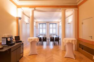Sorell Hotel Rüden في شافهاوزن: غرفة طعام مع طاولة وكراسي