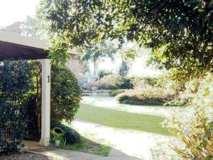 um jardim com um pavilhão e um relvado em Desiderata Cottage em Hilton