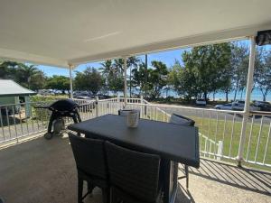 Una mesa y sillas negras en un porche con vista al océano. en Pina Colada on the Beach - Beachfront - 2 Bedroom, en Mission Beach 19 fotos más