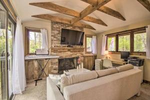 Cozy Winter Cabin Retreat with View tesisinde bir oturma alanı