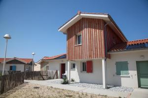 a row of houses in a subdivision at Residence Plage Oceane in Biscarrosse-Plage