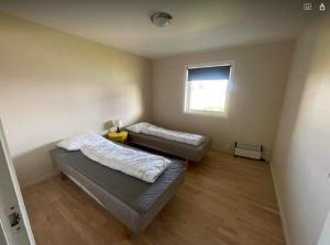 Katil atau katil-katil dalam bilik di Nautnes Seaside Villa