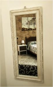 una imagen de un dormitorio con una cama en un espejo en La casa dei nonni, en San Salvo