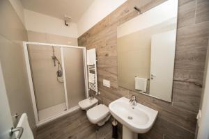 Koupelna v ubytování B&B Corte sul Naviglio CIN I T 0 1 5 0 7 0 C 1 3 X U I L Q C V + 37 fotografií