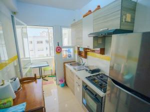 uma cozinha com fogão e bancada em Joli Apt bien situé em Tânger