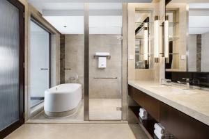 La salle de bains est pourvue d'une baignoire, d'un lavabo et d'une douche. dans l'établissement The Westin Beijing Financial Street, à Pékin
