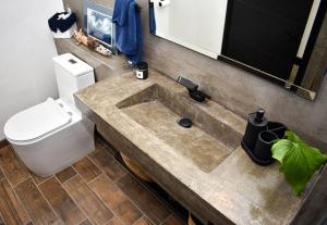 a bathroom with a sink and a toilet at Moderno, cómodo y lindo departamento en Tijuana BC in Tijuana