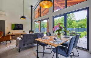een eetkamer met een tafel en stoelen bij Beautiful Home In Brezova Gora With Sauna, Wifi And 2 Bedrooms 
