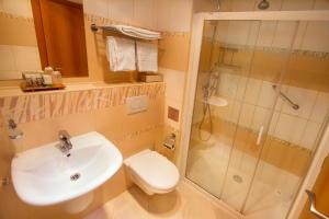 Koupelna v ubytování Danubia Gate Hotel