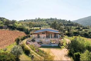 eine Luftansicht eines Hauses auf einem Hügel in der Unterkunft Casa Vacanze Alba in Loceri