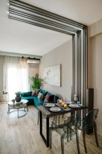 un soggiorno con tavolo e divano di PELAGIO APARTMENT 1 a Alexandroupoli