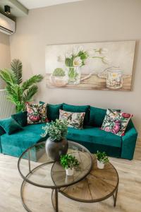 un soggiorno con divano verde e tavolo di PELAGIO APARTMENT 1 a Alexandroupoli