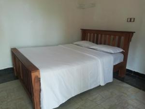Ein Bett oder Betten in einem Zimmer der Unterkunft Komaligma villa by camrin Group